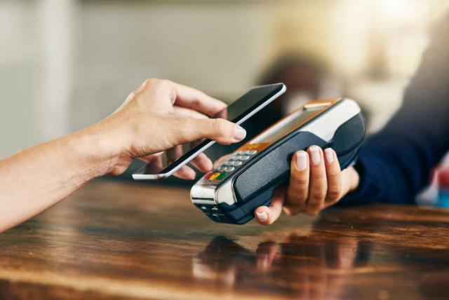 Presupuestos de Canarias e impuestos. Imagen de una compra con movil